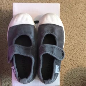 Chus size 28 - US 11 Gray with Velcro straps.